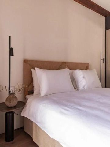 Kompaktes Hotelzimmer mit modernem Design und natürlichem Licht.