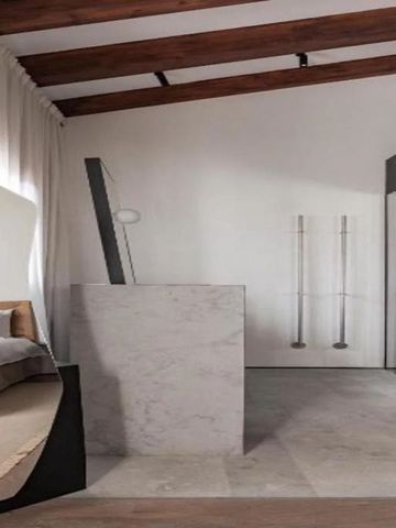 Modernes Hotelzimmer mit offener Dusche und stilvollen Holzelementen