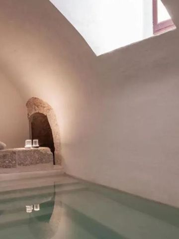 Heller Spa-Bereich mit kleinem Pool und entspannter Atmosphäre