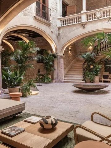 Historischer Innenhof mit Bögen und üppiger Begrünung