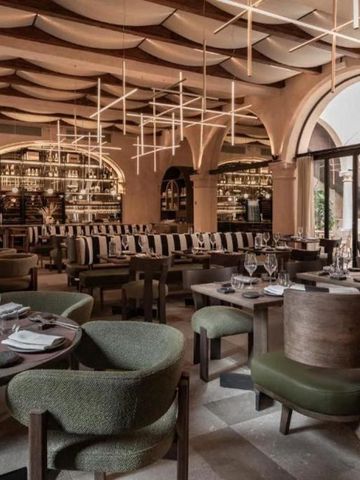 Elegantes Hotelrestaurant mit stilvollem Interieur und gedeckten Tischen