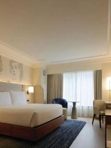 Elegantes Hotelzimmer mit modernem Design und schlichter Einrichtung