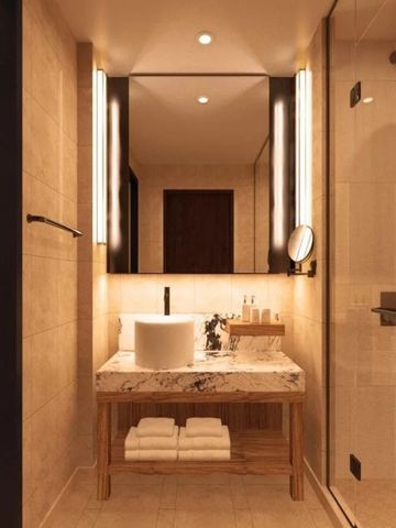 Stilvolles Badezimmer mit Waschtisch und großer Dusche in warmem Licht.