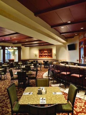 Elegantes Hotelrestaurant mit warmem Ambiente und gedeckten Tischen.