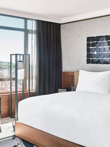 Modernes Hotelzimmer mit stylischer Einrichtung und Fensterblick