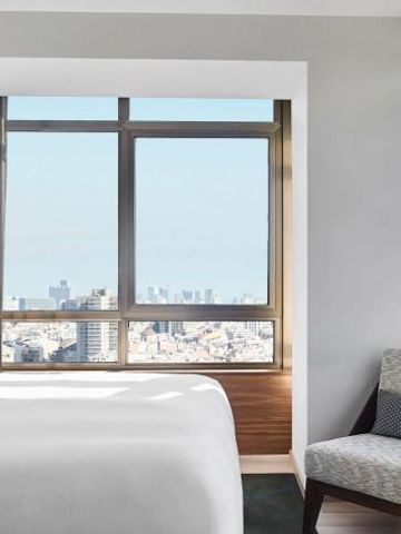 Hotelzimmer mit modernem Design und weitem Ausblick