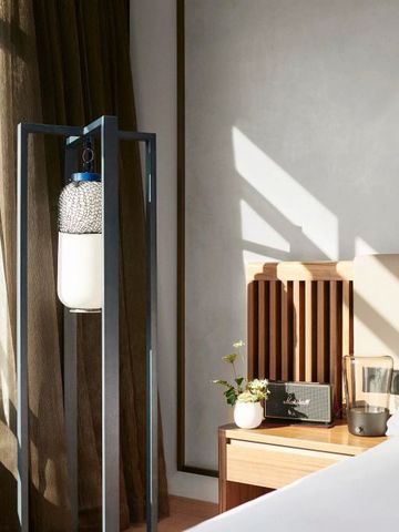 Lichtdurchflutetes Hotelzimmer mit modernem Design und stilvollen Details