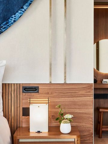 Helles Hotelzimmer mit dezenter Dekoration und Holzdetails