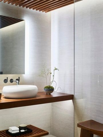 Schönes Badezimmer mit eleganter Waschgelegenheit und Holzdetails