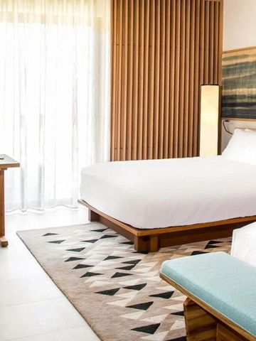 Helles Doppelzimmer mit modernem Holzmöbeldesign