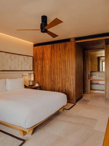 Gemütlich eingerichtetes Schlafzimmer mit Holzdekor