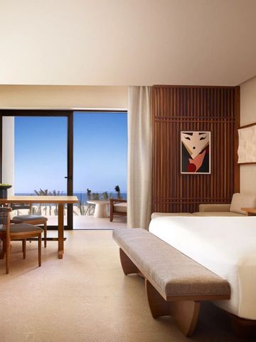 Luxuriöses Zimmer mit Kingsize-Bett und Meerblick-Balkon.