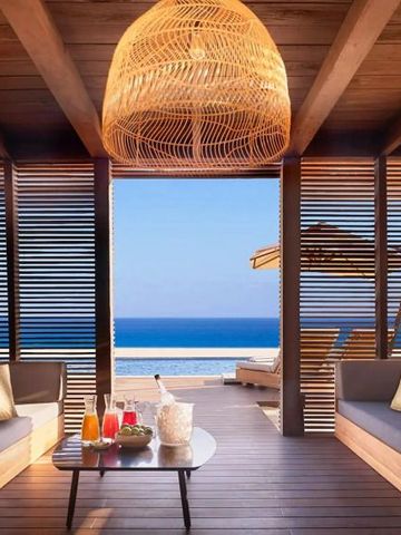 Moderne Lounge mit Blick auf den Ozean und stilvollem Dekor.