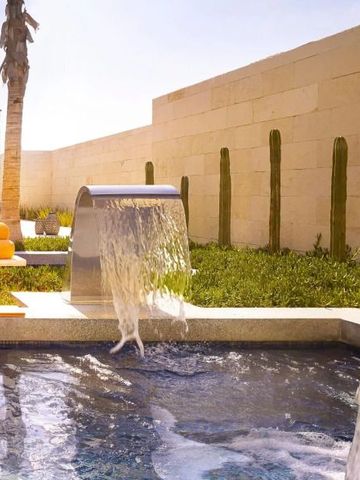 Poollandschaft mit Wasserfall und Pflanzen im Nobu Hotel Los Cabos