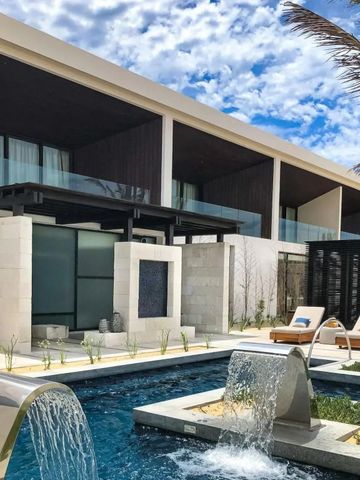 Moderner Poolbereich mit Liegen und Wasserfall im Nobu Hotel Los Cabos