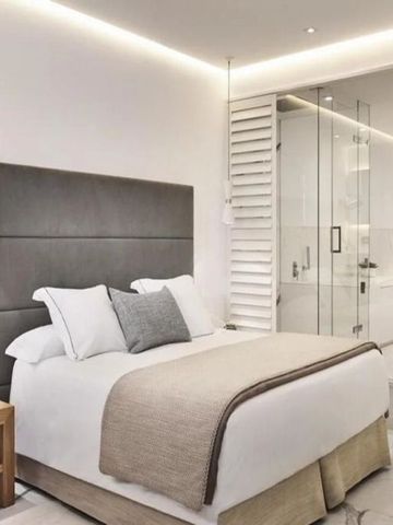 Luxuriöses Hotelzimmer mit großem Bett und offenem Badbereich