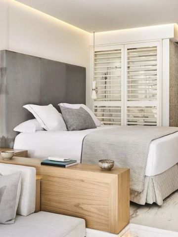 Großzügiges Hotelzimmer mit offener Raumgestaltung und edlem Design