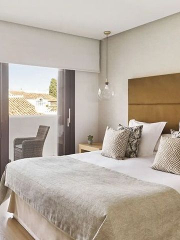 Elegantes Hotelzimmer mit Balkon und stilvollem Interieur in Marbella