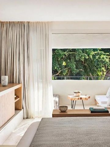 Modernes Hotelzimmer mit großem Fenster und Naturblick