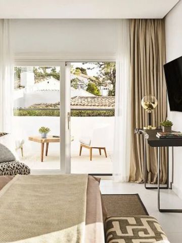 Luxuriöses Hotelzimmer mit Balkon und exklusiver Dekoration