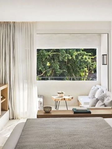 Helles Hotelzimmer mit natürlicher Beleuchtung und Blick ins Grüne