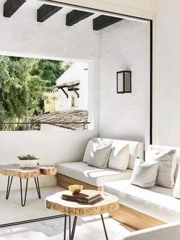 Gemütlicher Sitzbereich auf Balkon mit modernen Holzmöbeln