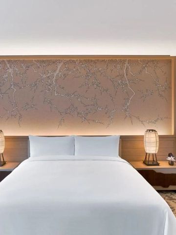 Modernes Hotelzimmer mit gemütlichem Doppelbett und stilvoller Beleuchtung