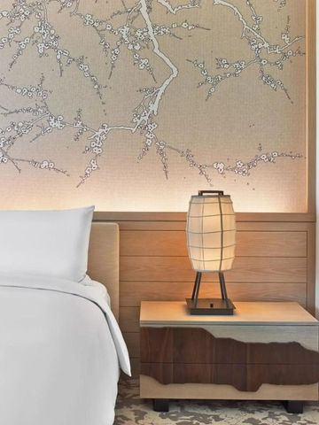 Detail eines Hotelzimmers mit stilvoller Beleuchtung und Nachttisch