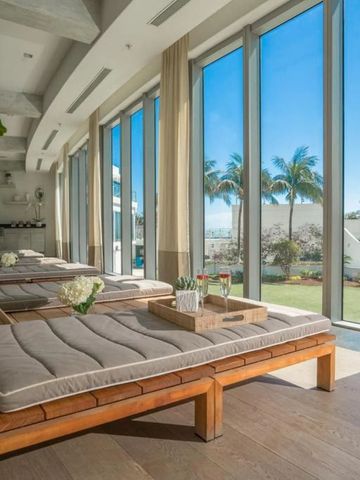 Entspannender Spa-Bereich mit Liegen und Blick auf Palmen