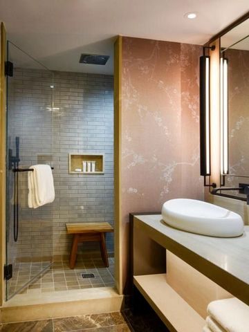 Elegantes Badezimmer mit moderner Dusche und stilvollem Waschbereich