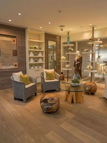 Elegante Lounge mit modernen Sitzmöbeln und dekorativen Elementen