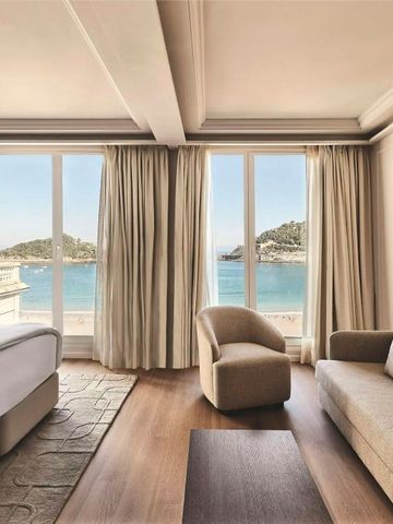 Luxuriöses Hotelzimmer mit Meerblick und großen Fenstern