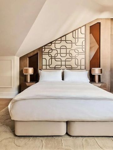 Gemütliches Dachzimmer mit modernem Design und neutralen Farben