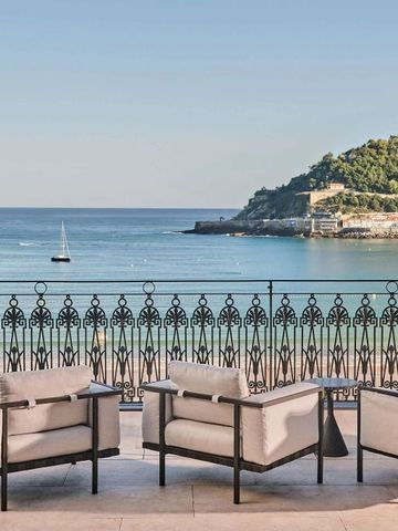 Terrasse mit Meerblick und stilvollen Sitzgelegenheiten