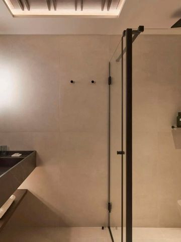 Modernes Badezimmer mit eleganter Dusche und stilvoller Beleuchtung