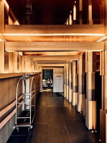 Eleganter Hotelflur mit moderner hölzerner Architektur