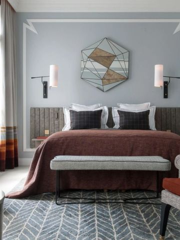 Modernes Hotelzimmer mit geometrischen Akzenten und luxuriösem Bett.