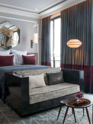 Luxuriöses Hotelzimmer mit Doppelbett, modernem Design und dekorativem Spiegel