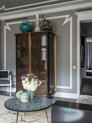 Elegantes Wohnzimmer mit dekorativem Tisch und luxuriöser Wandgestaltung