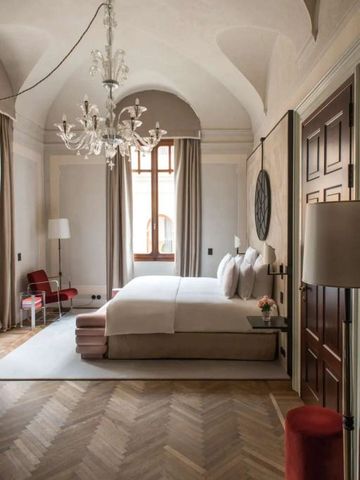 Luxuriöses Hotelzimmer mit Kristallleuchter und eleganter Einrichtung im Nolinski Venezia.