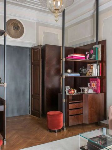 Bibliotheksecke mit Holzregalen und dekorativen Elementen in stilvoller Suite