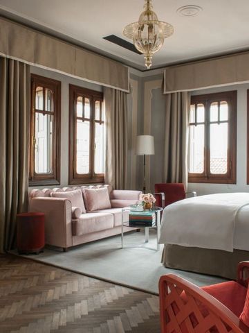 Luxuriöses Schlafzimmer mit großzügigem Bett und eleganten Möbeln