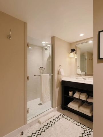 Modernes Badezimmer mit großer Dusche und stilvollen Details