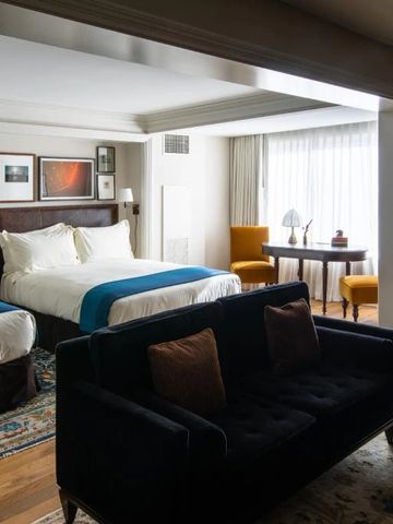 Luxuriöses Doppelzimmer mit zwei Betten und stilvoller Einrichtung