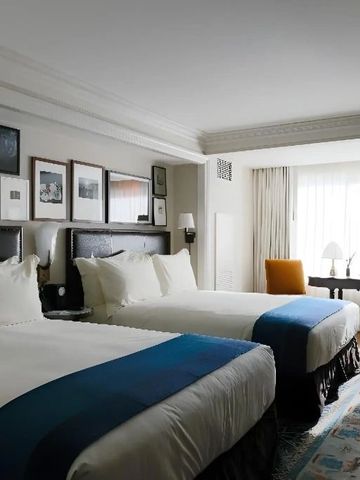 Elegantes Zimmer mit zwei Doppelbetten und moderner Dekoration im NoMad Las Vegas