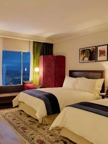 Geräumiges Hotelzimmer mit Stadtblick und luxuriöser Einrichtung im NoMad Las Vegas