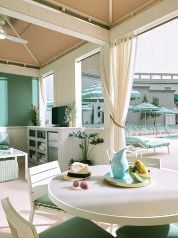 Private Cabana am Poolbereich mit stilvoller Einrichtung und Blick auf den Pool im NoMad Las Vegas