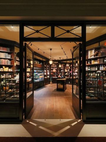 Stilvoller Boutique-Shop im NoMad Las Vegas mit Regalen voller Luxusprodukte