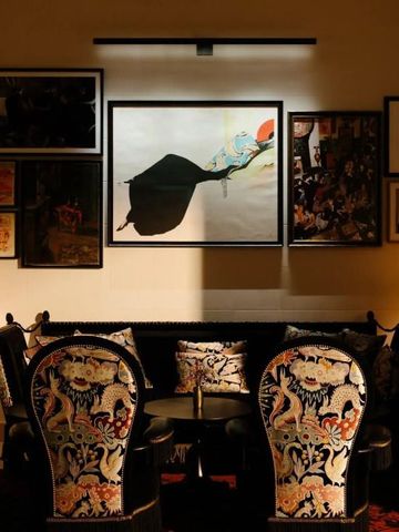 Gemütliche Lounge mit eleganter Kunst und luxuriösen Sesseln