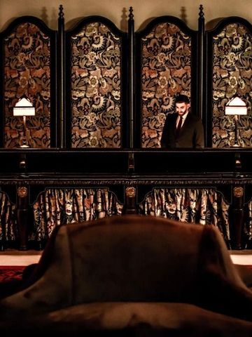 Stilvolle Rezeption mit luxuriösen Stoffen und eleganter Beleuchtung